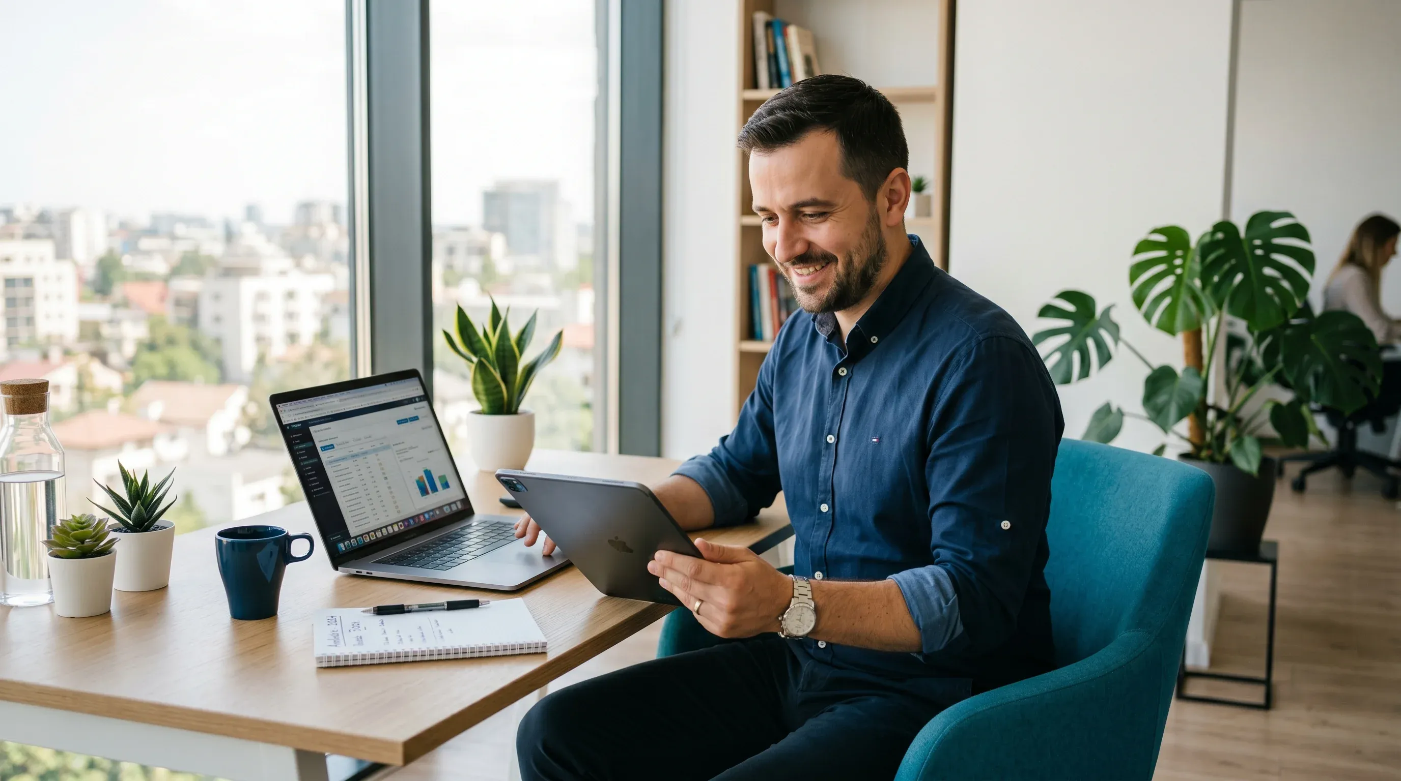 Consultant care analizează documente pe laptop și iPad